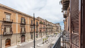 Une vue de rue avec des immeubles dotés de balcons et de grandes fenêtres.