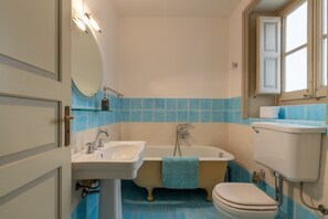 Baignoire, sèche-cheveux, bidet, serviettes fournies