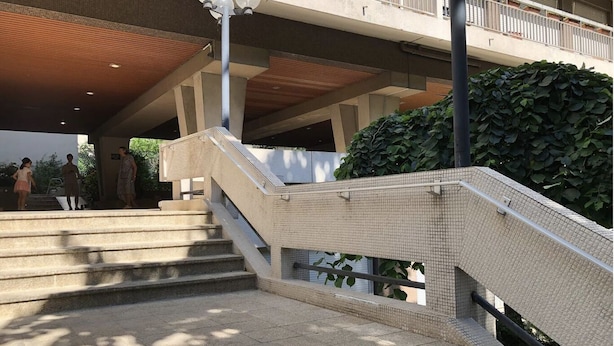Eine Treppe mit einer gefliesten Handlauf zur oberen Ebene.