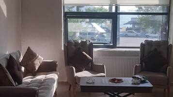 Sudah termasuk sarapan dibawa pulang setiap hari