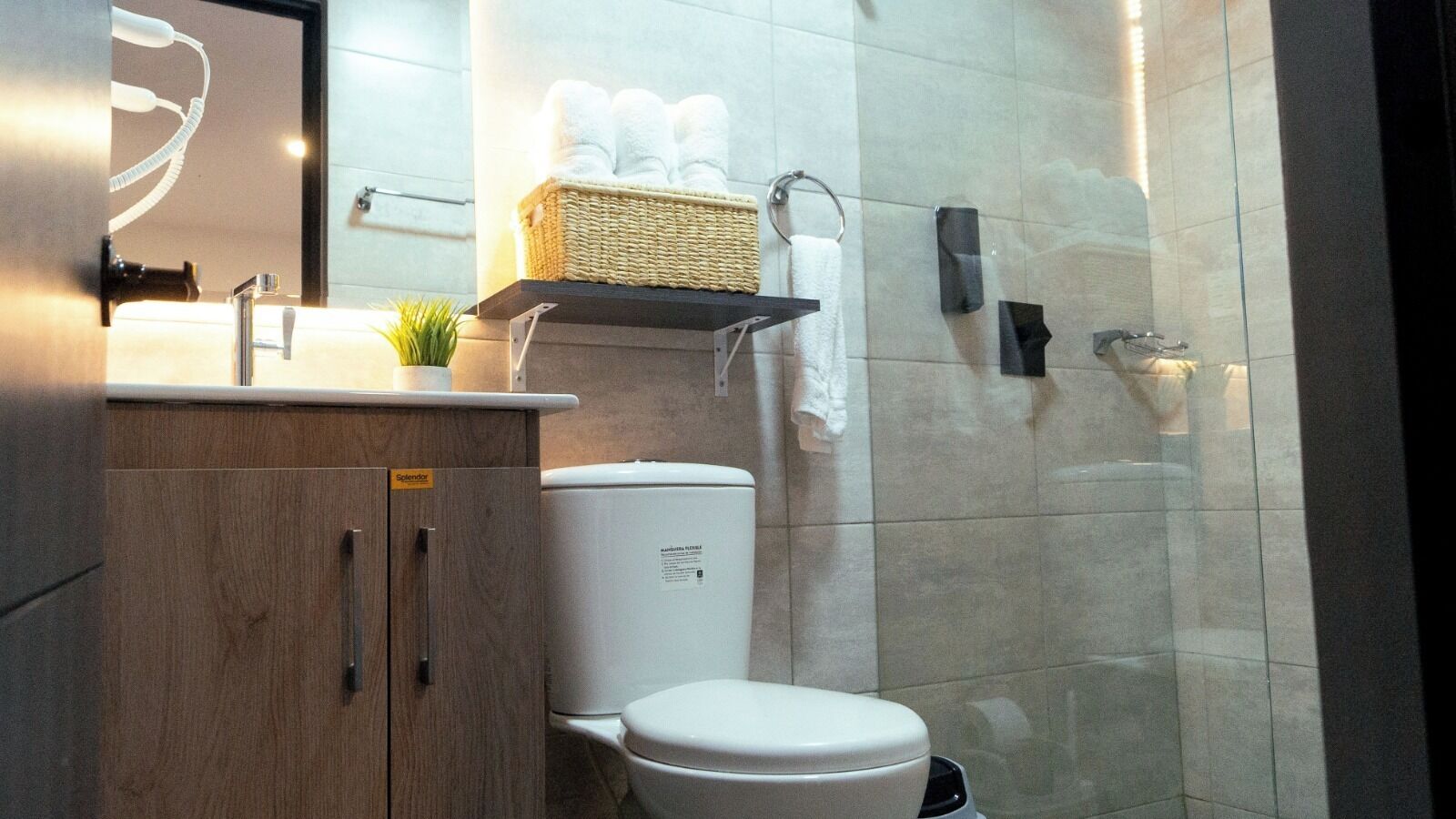 Apto dos habitaciones en Chapinero Bogotá/ Apto 402 | Baño | Regadera, regadera tipo lluvia, secadora de cabello 