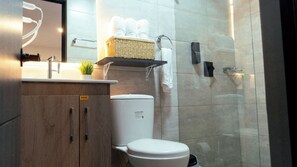 Apto dos habitaciones en Chapinero Bogotá/ Apto 402 | Banheiro | Chuveiro, chuveiro com efeito de chuva, secador de cabelo, piso aquecido