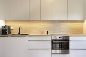 Full-sized fridge, stovetop, dishwasher, electric kettle - Elite Apartments Malczewskiego 109 (Gdansk)