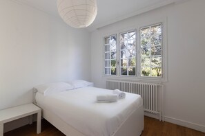 3 habitaciones, tabla de planchar con plancha y cuna de viaje