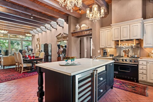 A TURNKEY SANTA FE HOLIDAY | Luxury | Hot Tub | Walk to Canyon Rd | 2 Masters