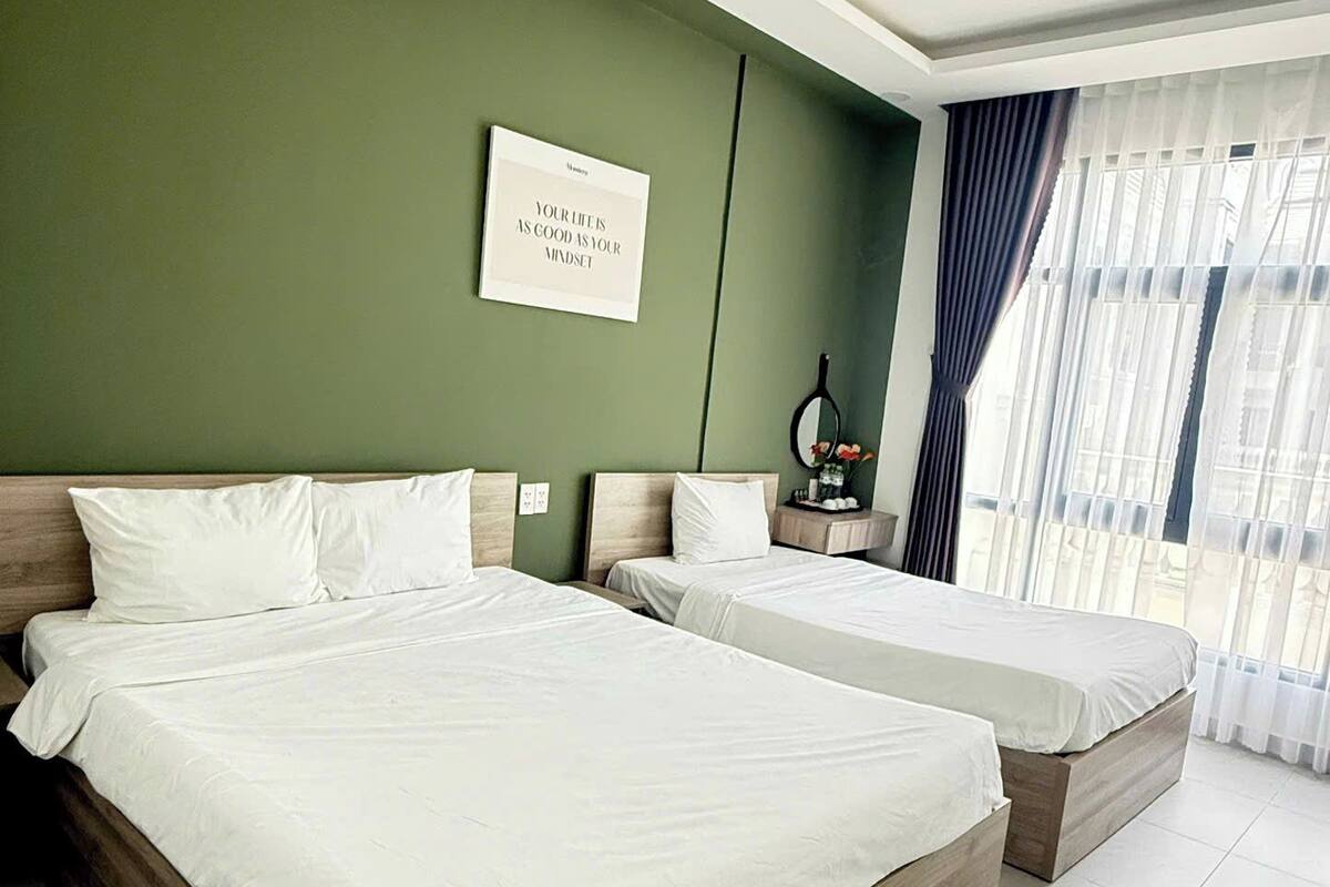 Habitación triple familiar, vista a la ciudad | 1 habitación, sábanas de algodón egipcio y ropa de cama de alta calidad
