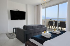 City penthouse | Een kluis op de kamer, een strijkplank/strijkijzer, beddengoed