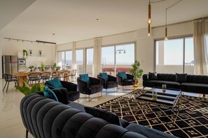 コンフォート ペントハウス | リビングルーム | 薄型テレビ