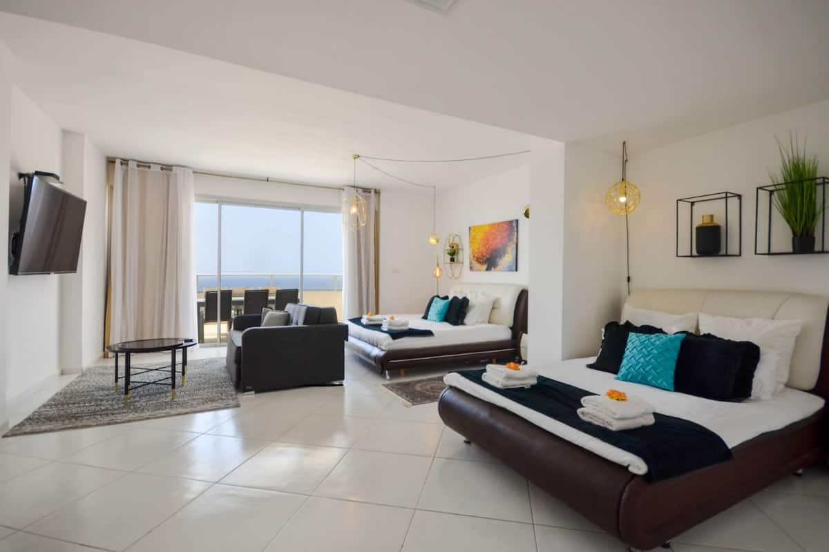 Penthouse Kota | 6 kamar tidur, brankas, setrika/meja setrika, dan seprai linen