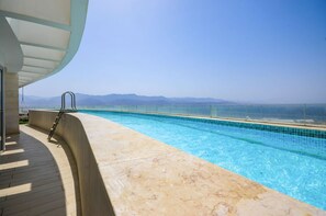 4 つの屋外プール