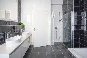 Comfort Penthouse | Bathroom | Rainfall showerhead, hair dryer, towels, toilet paper - YalaRent Mountainside Penthouses (Eilat)