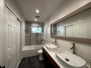 Ensemble douche/baignoire, serviettes fournies