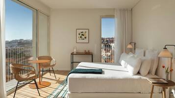 Panoraamahuone | Untuvapeitot, tallelokero huoneessa, pimennysverhot, äänieristys