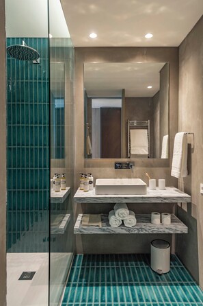 Double or Twin Room, Balcony | Bathroom | Shower, towels - Pátio do Tijolo (Lisbon)