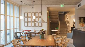 Päivittäinen buffetaamiainen (15 EUR per henkilö)