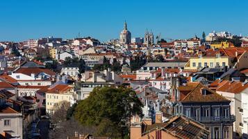 Una zona urbana densa con edificios históricos, una iglesia destacada con cúpula y una calle empinada.