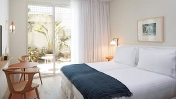 Standard-Doppel- oder -Zweibettzimmer, Terrasse | Daunenbettdecken, Zimmersafe, Verdunkelungsvorhänge