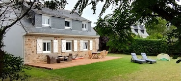 Jardin clos de 1360 m2 exposé Sud avec arbres au calme et bruit de la mer proche
