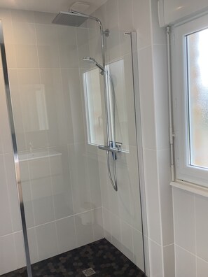 Dusche, Haartrockner, Handtücher, Seife