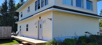 Cozy home centrally located with view of lake Superior and comfy beds!