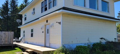 Cozy home centrally located with view of lake Superior and comfy beds!