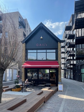 Een gebouw met een bord met de tekst 'GAIL'S' boven de ingang.