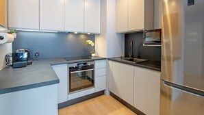 Réfrigérateur, un four, surface de cuisson, lave-vaisselle