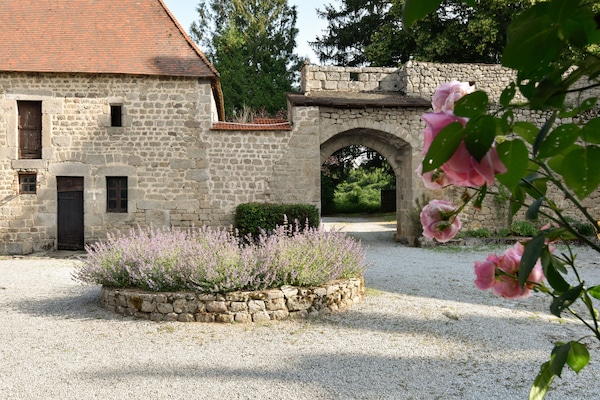 Vue depuis l'entrée sur la cour intérieure et le porche d'accès.