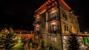 A multi-story building with balconies and outdoor lighting. - Cordial Cappadocia Hotel (Ürgüp)