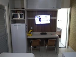 Refrigerador con freezer, microondas, tostadora