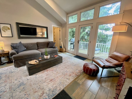 Smart TV. Large 3 Bedroom/2.5 Bath Home w/Lake Views, Decks Galore and Firepit!