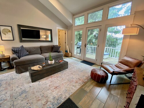 Large Modern 3 Bedroom Home w/Lake Views, Decks Galore and Firepit