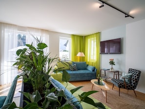 Deluxe-Apartment, 2 Schlafzimmer, Strandnähe | Wohnbereich | Flachbildfernseher, Fußbodenheizung