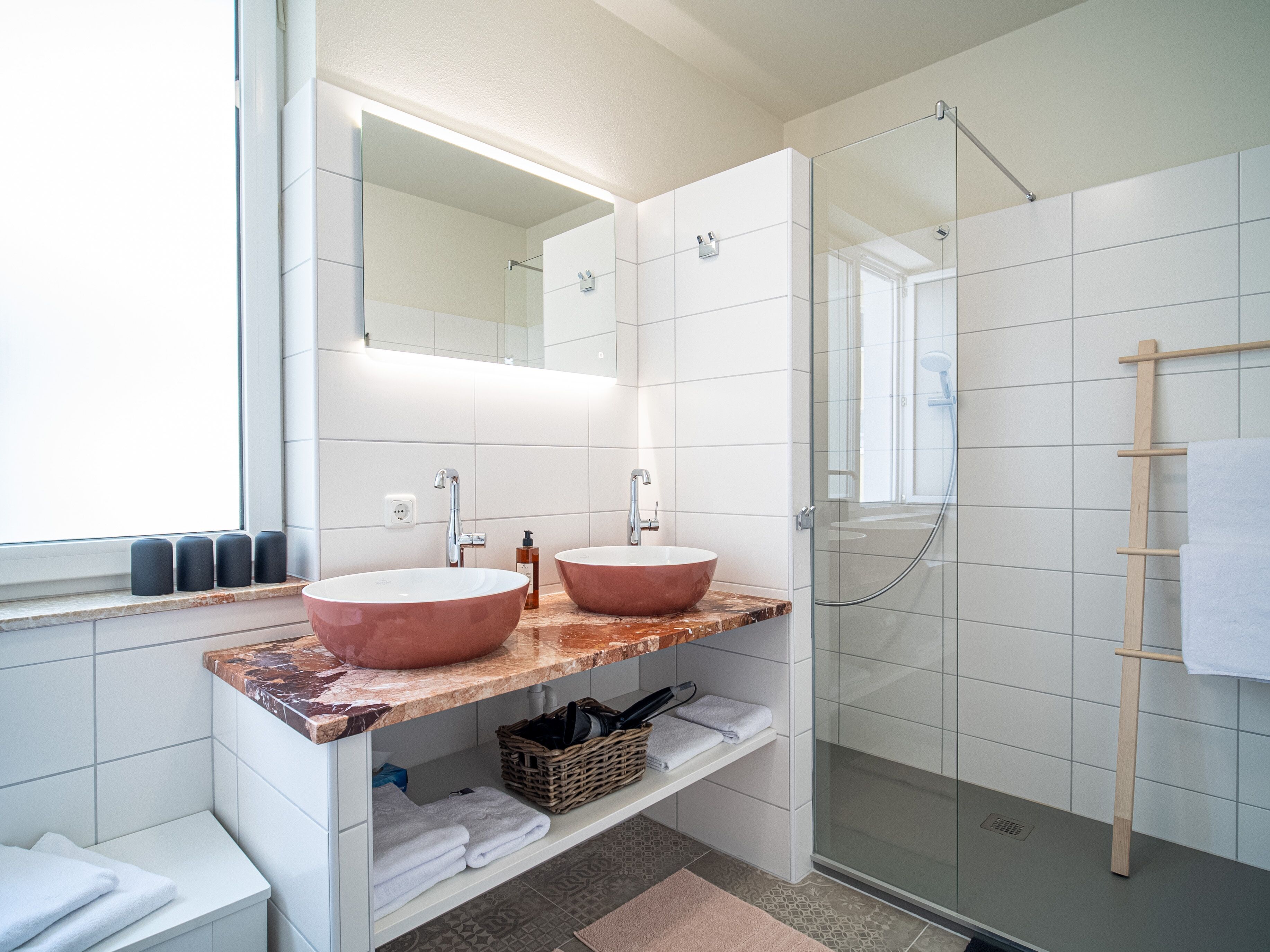 Signature-Apartment | Badezimmer | Dusche, Haartrockner, Handtücher, Seife