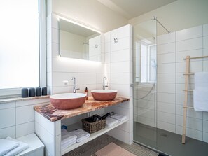 Bathroom - LOIDLs Guesthouse (Traunkirchen)