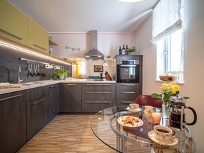 Comfort Apartment | Private kitchen | Fridge, oven, stovetop, dishwasher - LOIDLs Guesthouse (Traunkirchen)