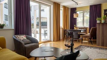 Deluxe-Apartment, 3 Schlafzimmer, Strandnähe | Wohnbereich | Flachbildfernseher, Fußbodenheizung