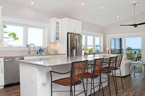 Kühlschrank, Mikrowelle, Ofen, Geschirrspüler