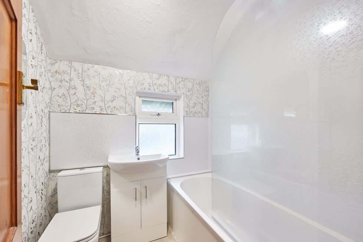 Bathtub, hair dryer, towels, shampoo