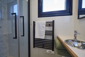 Dusch, hårtork, handdukar och toalettpapper