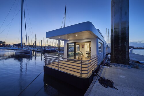 L'endroit, Lodge Boat