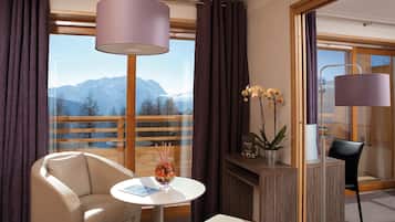 Appartement (2 Rooms 4 Persons) | Woonruimte | Een 40-cm flatscreentelevisie met digitale zenders en televisie