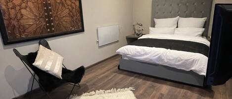 5 bedrooms, WiFi, bed sheets, wheelchair access