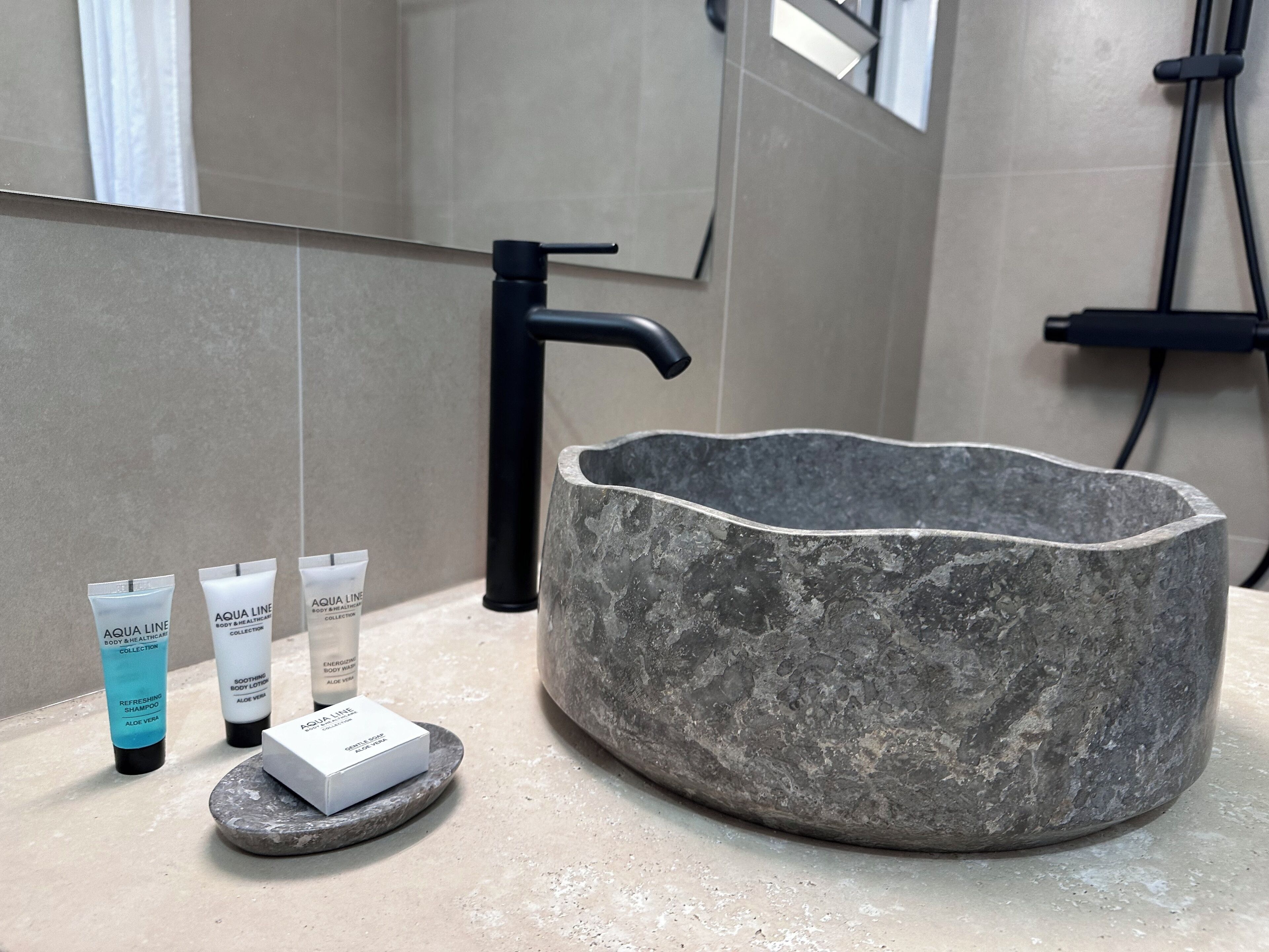 Douche, serviettes fournies, papier toilette