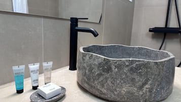 Douche, serviettes fournies, papier toilette