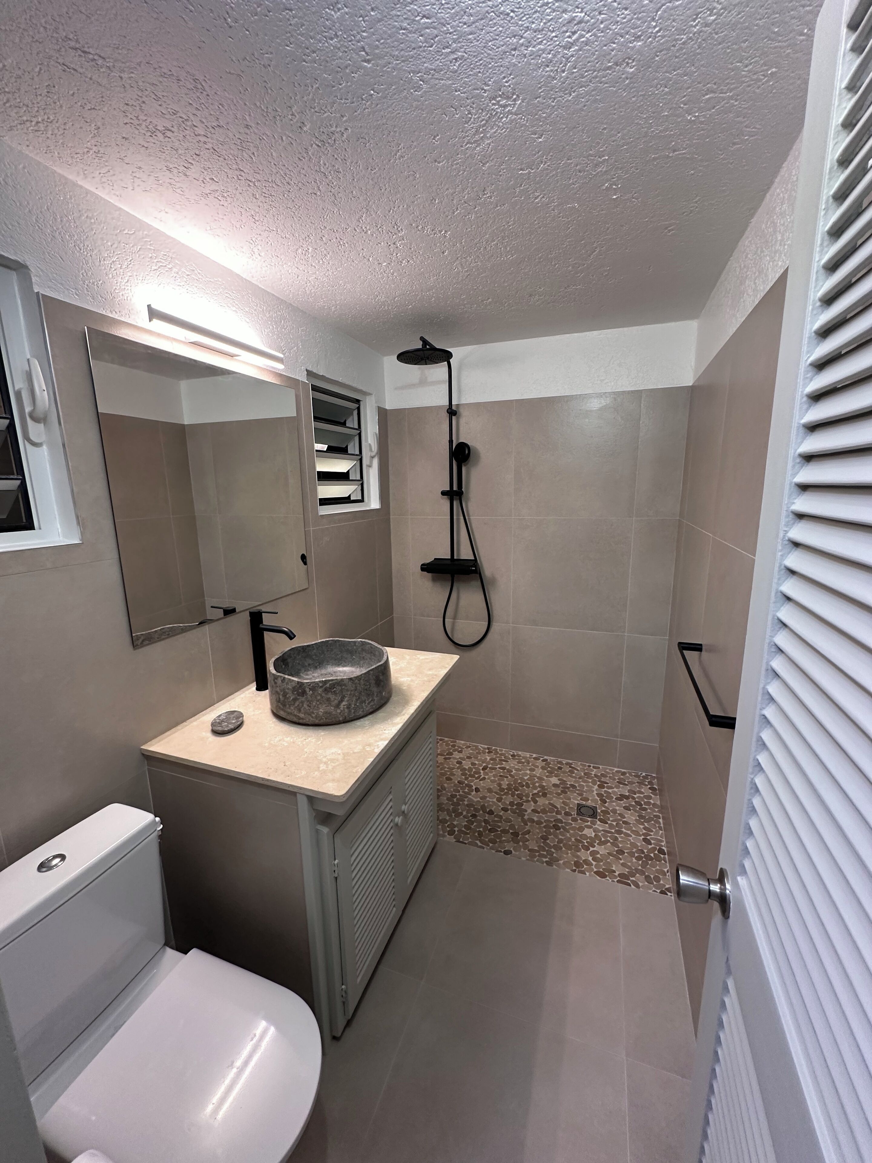 Een douche, handdoeken, toiletpapier