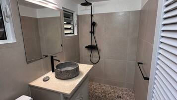 Een douche, handdoeken, toiletpapier