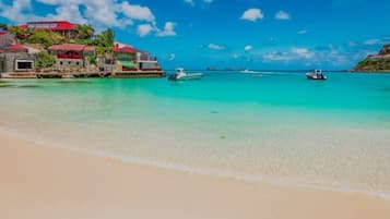 På stranden og strandhåndklær