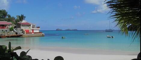 Accommodatie ligt op het strand, strandlakens