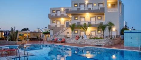 Außenpool, Sonnenschirme, Liegestühle